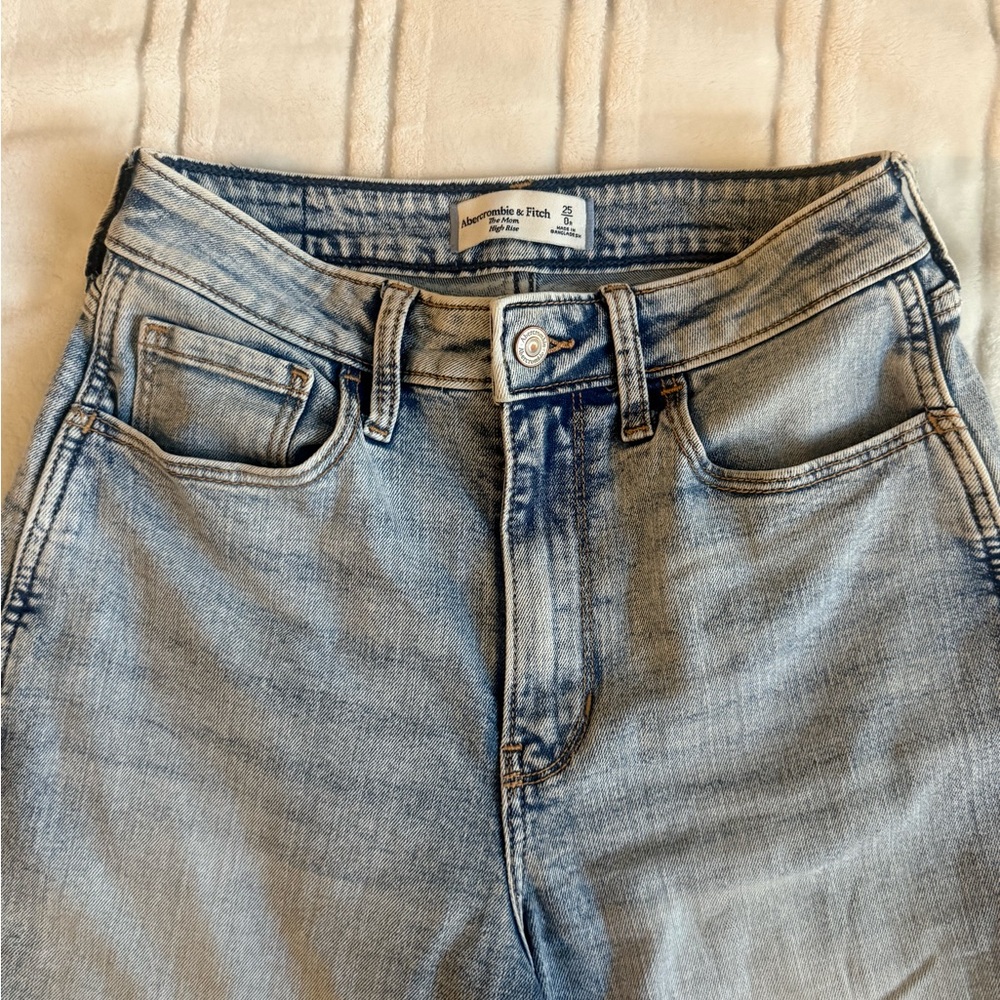Abercrombie & fitch The Mom high rise jeans light wash straight leg relaxed fit
